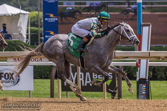 Manhattan Twist wins R1