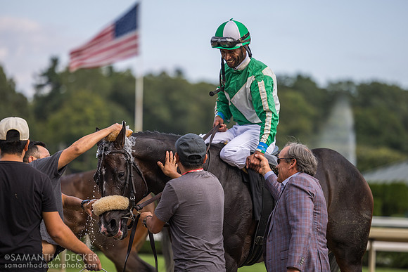 Mariachi wins R9