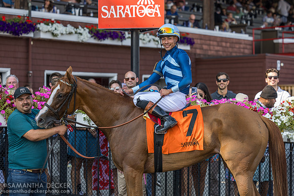 Lamorna wins R8